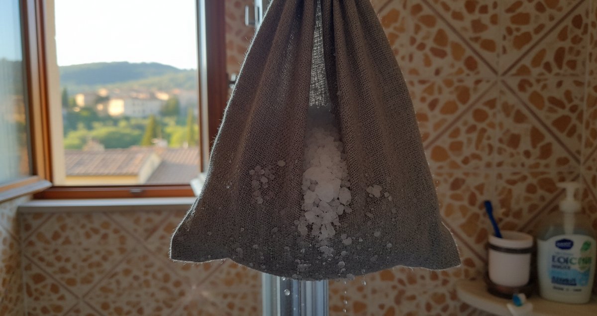 appendi-una-busta-di-sale-nella-doccia